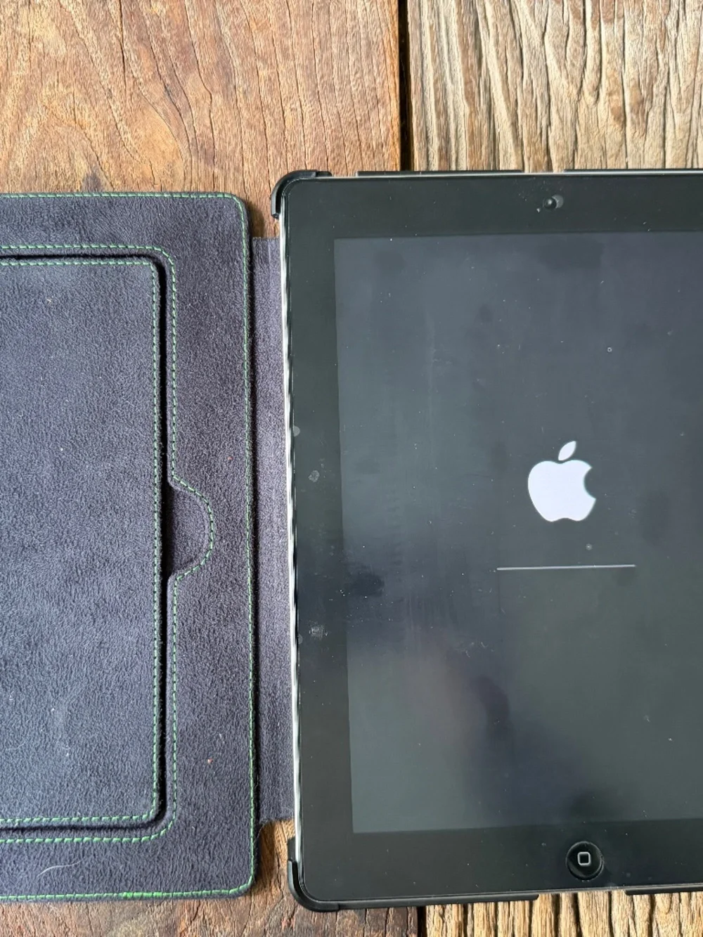 iPad 2 Model a1395 16GB with leather case as bonus
